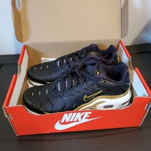 Nike air max plus GS black/gold size 4Boys